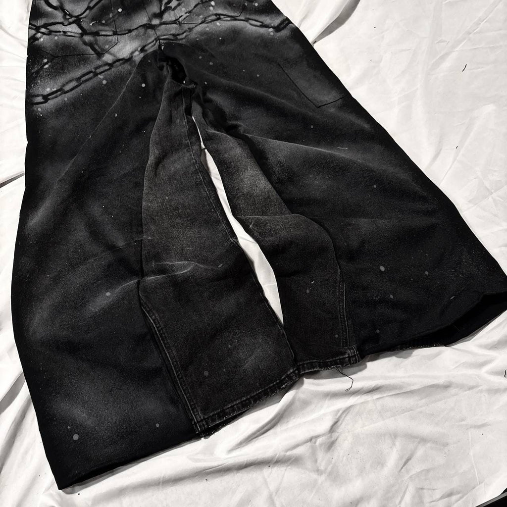 Ręcznie robione dżinsy gotyckie z szerokimi nogawkami: łańcuszki i spraye, spodnie punkowe z recyklingu