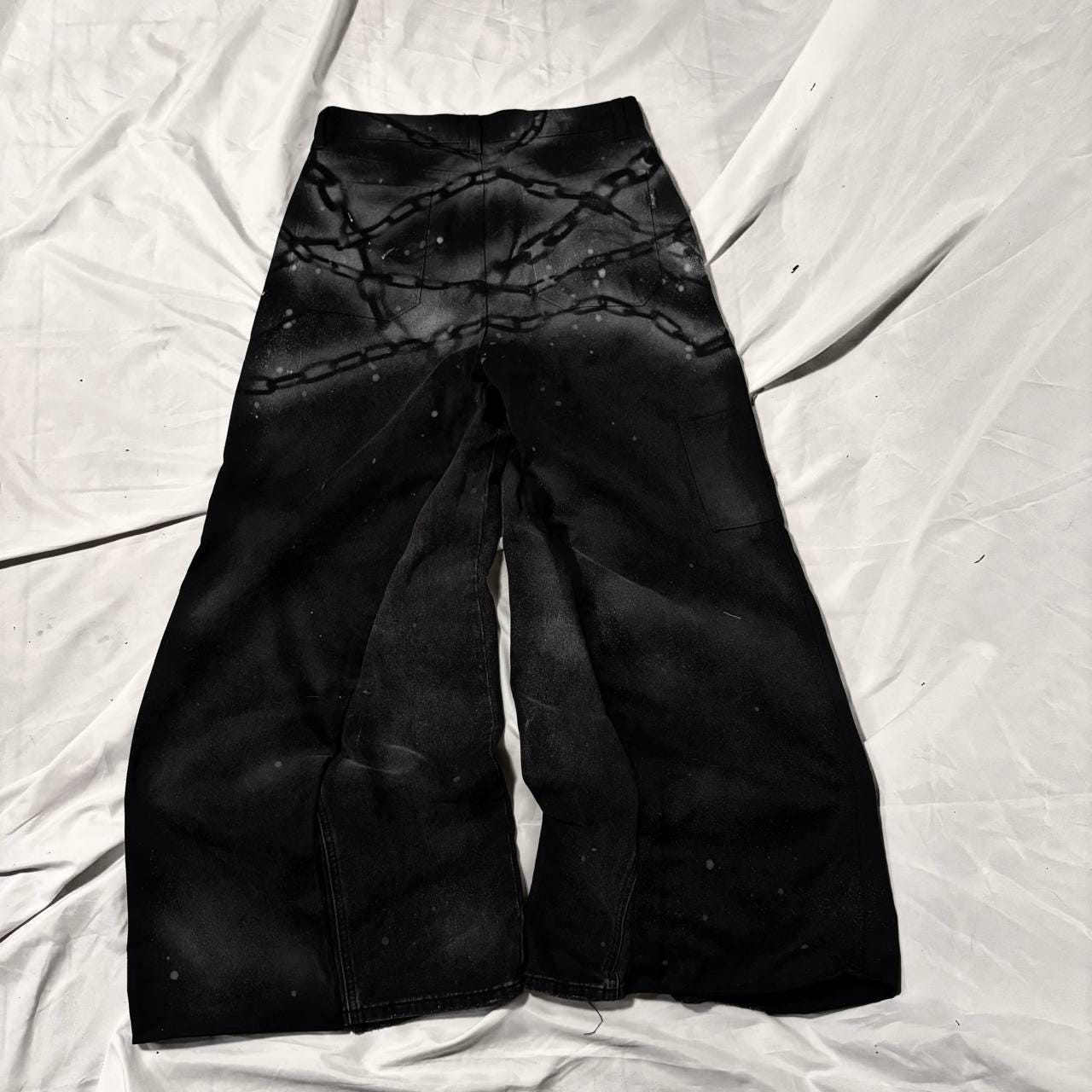 Ręcznie robione dżinsy gotyckie z szerokimi nogawkami: łańcuszki i spraye, spodnie punkowe z recyklingu