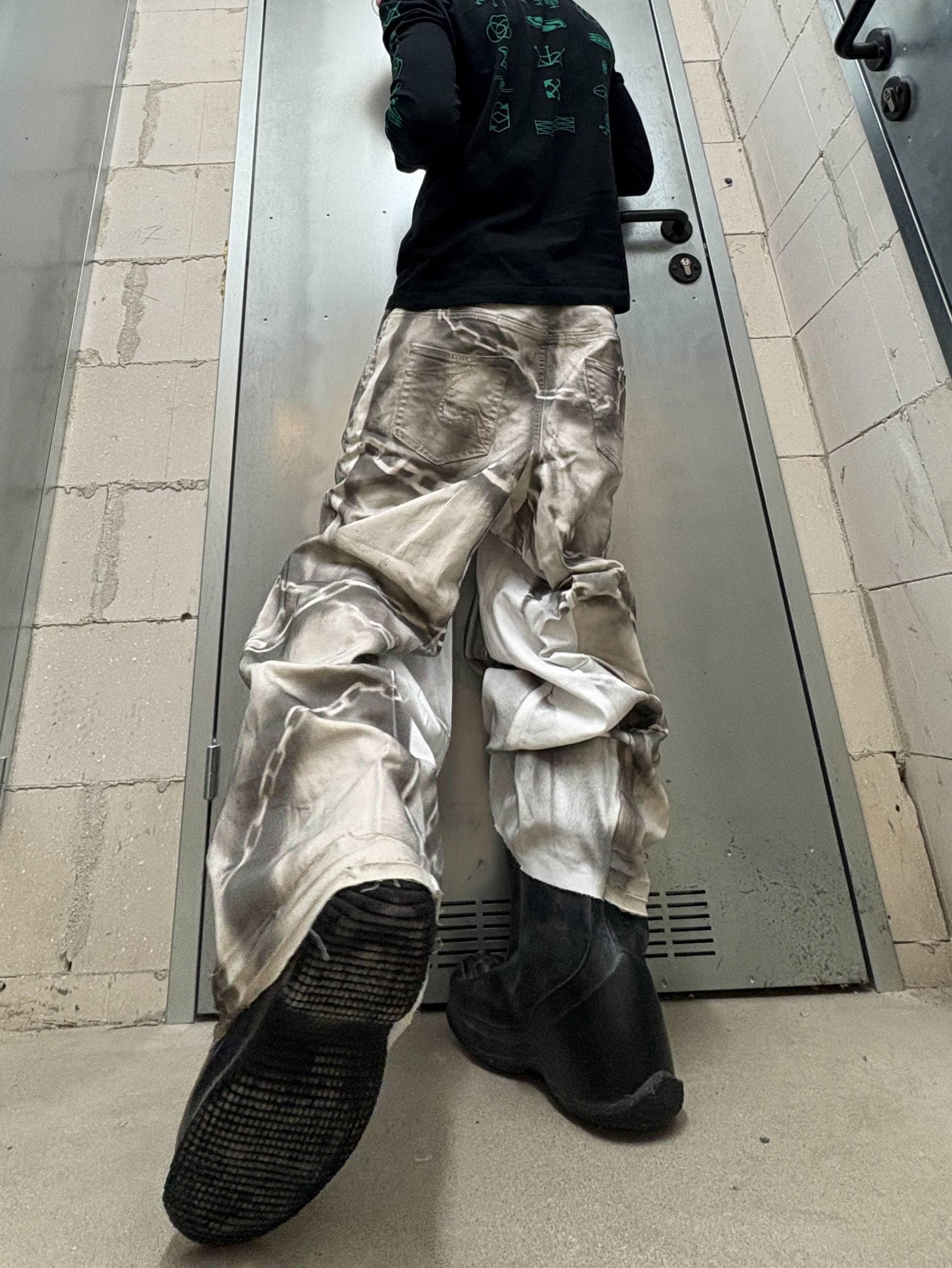 Białe, szerokie jeansy z nadrukiem: Y2K Goth Grunge Streetwear