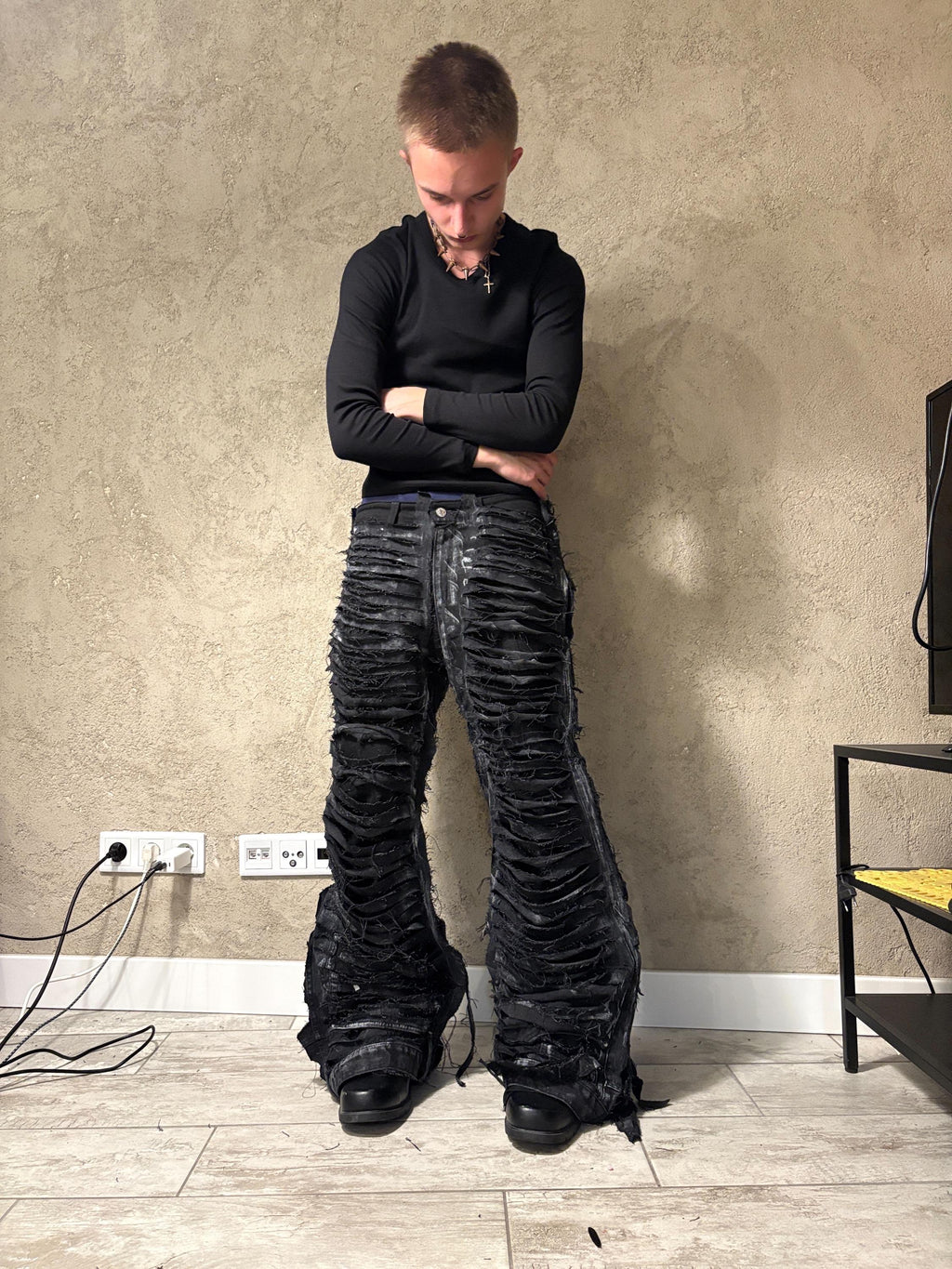 Ręcznie robione, postarzane, czarne, luźne jeansy – pełne rozdarcia na dole, punkowe, grunge'owe, streetwearowe spodnie