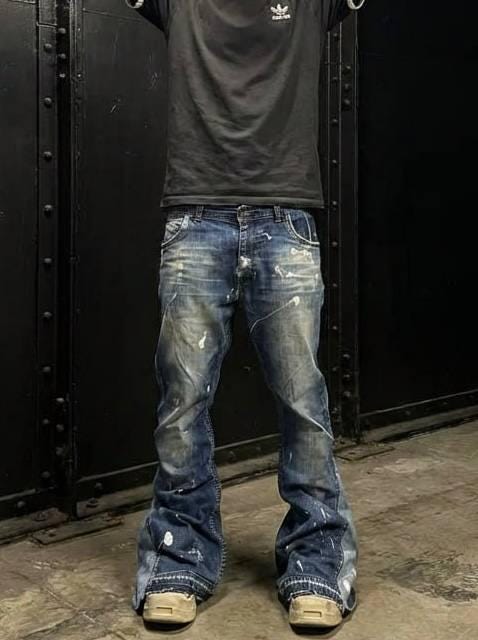 Jasnoniebieskie, spersonalizowane spodnie z szerokimi nogawkami: ręcznie robiony denim w stylu grunge