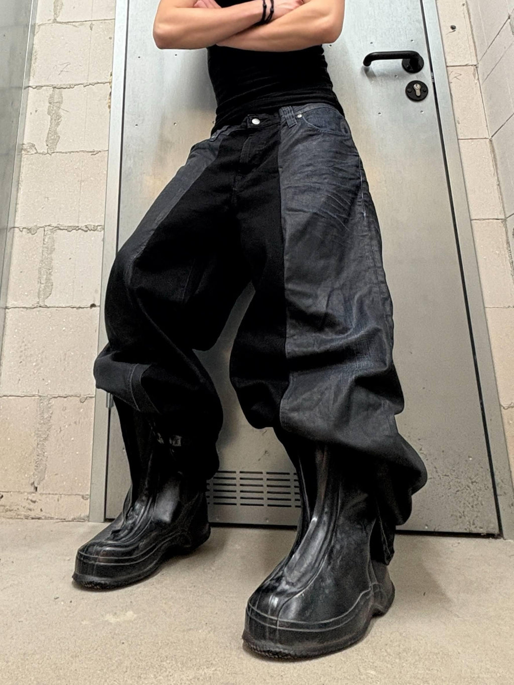 Czarne, luźne, ręcznie robione spodnie: gotycko-punkowe, cybernetyczne ubrania uliczne Y2K
