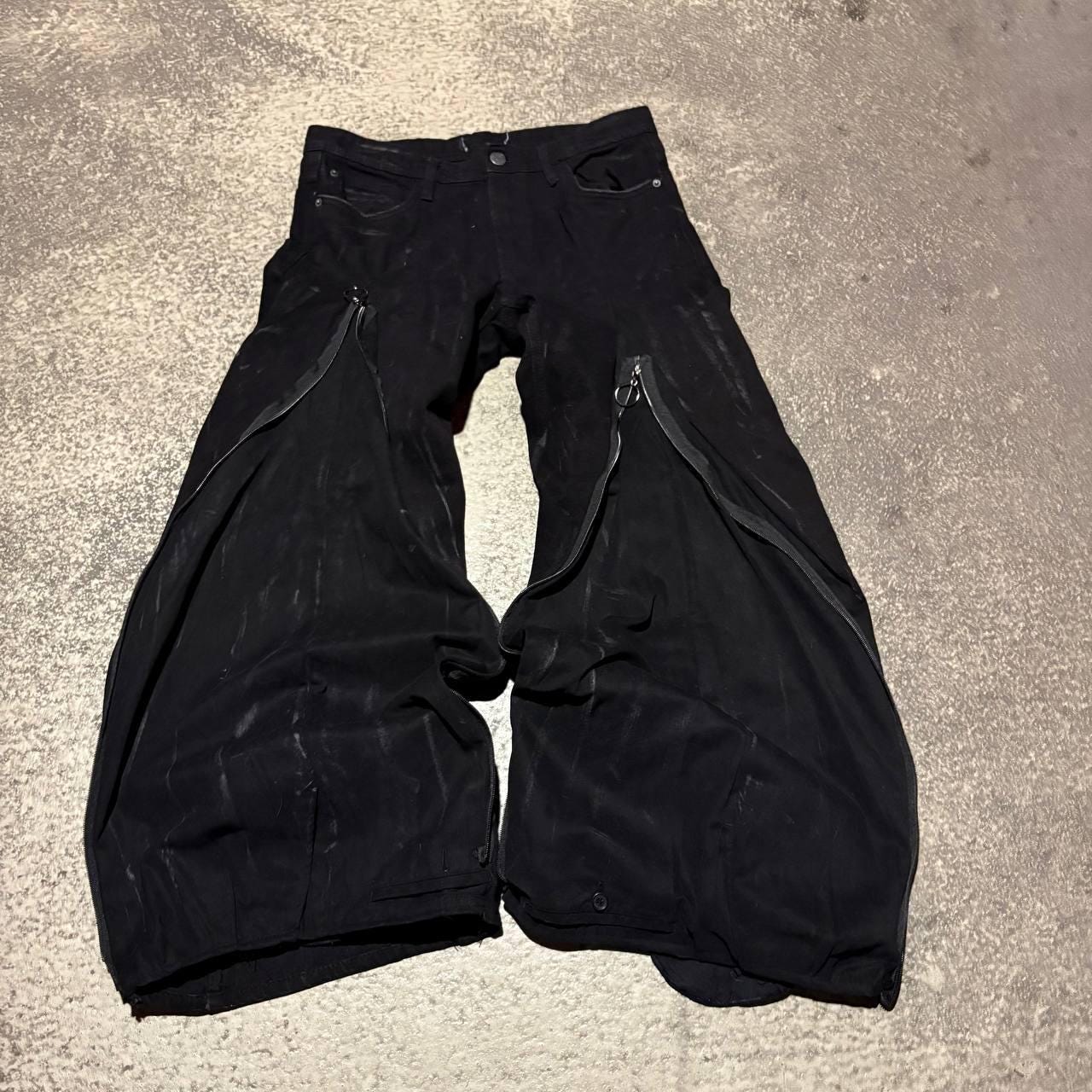 Ręcznie robione czarne, szerokie dżinsy punkowe – gotyckie, workowate, metalowa alternatywa Y2K