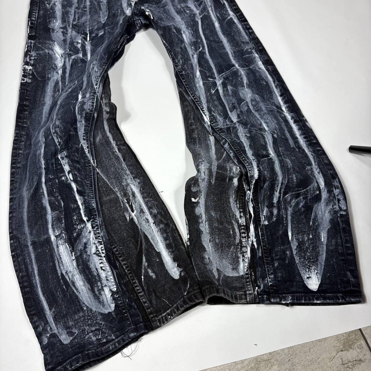Ręcznie malowane rozszerzane jeansy: Y2K Goth Grunge Alt Streetwear