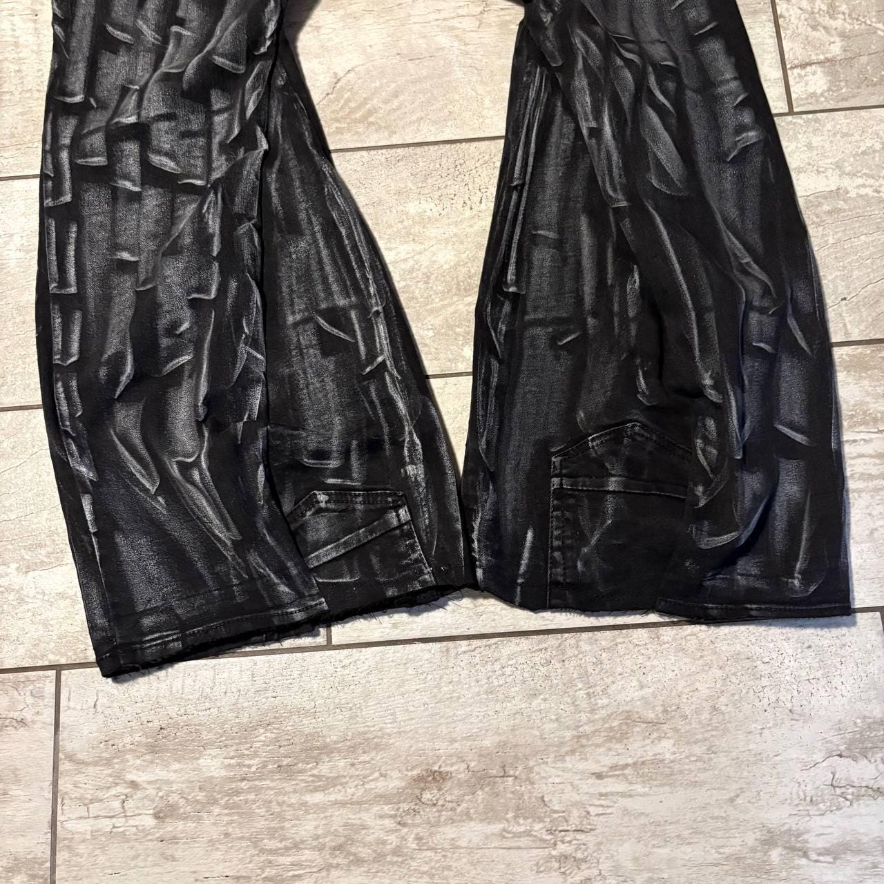 Spodnie z szerokimi nogawkami w kolorze czarnym, woskowanym – ręcznie robione, w stylu grunge Y2K, luźne, rozkloszowane dżinsy, alternatywa dla streetwearu