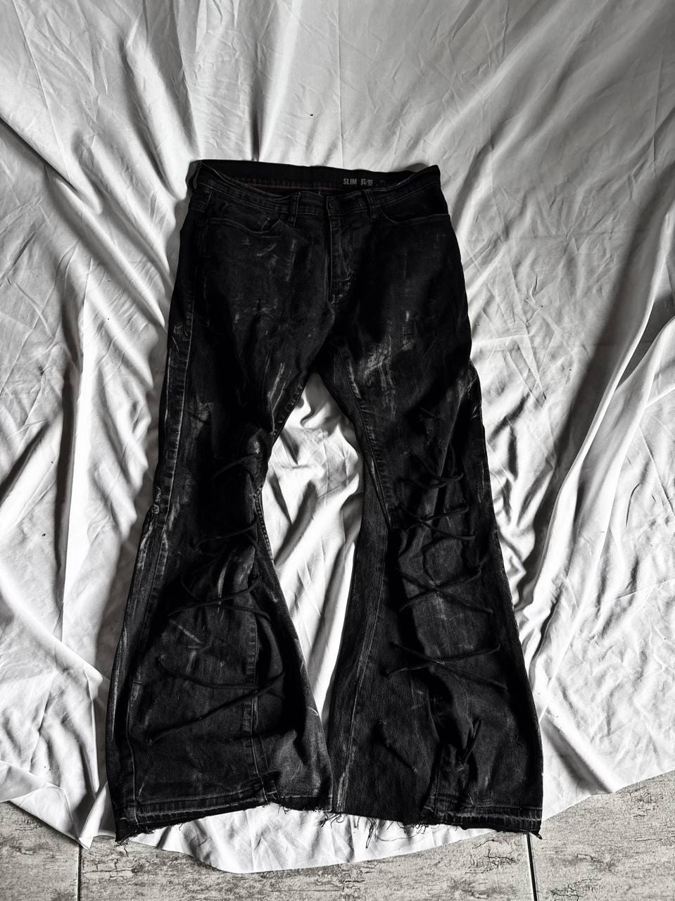 Czarne, rozszerzane jeansy – ręcznie robione, szerokie nogawki, postarzane, gotyckie, grunge'owe spodnie w stylu Y2K
