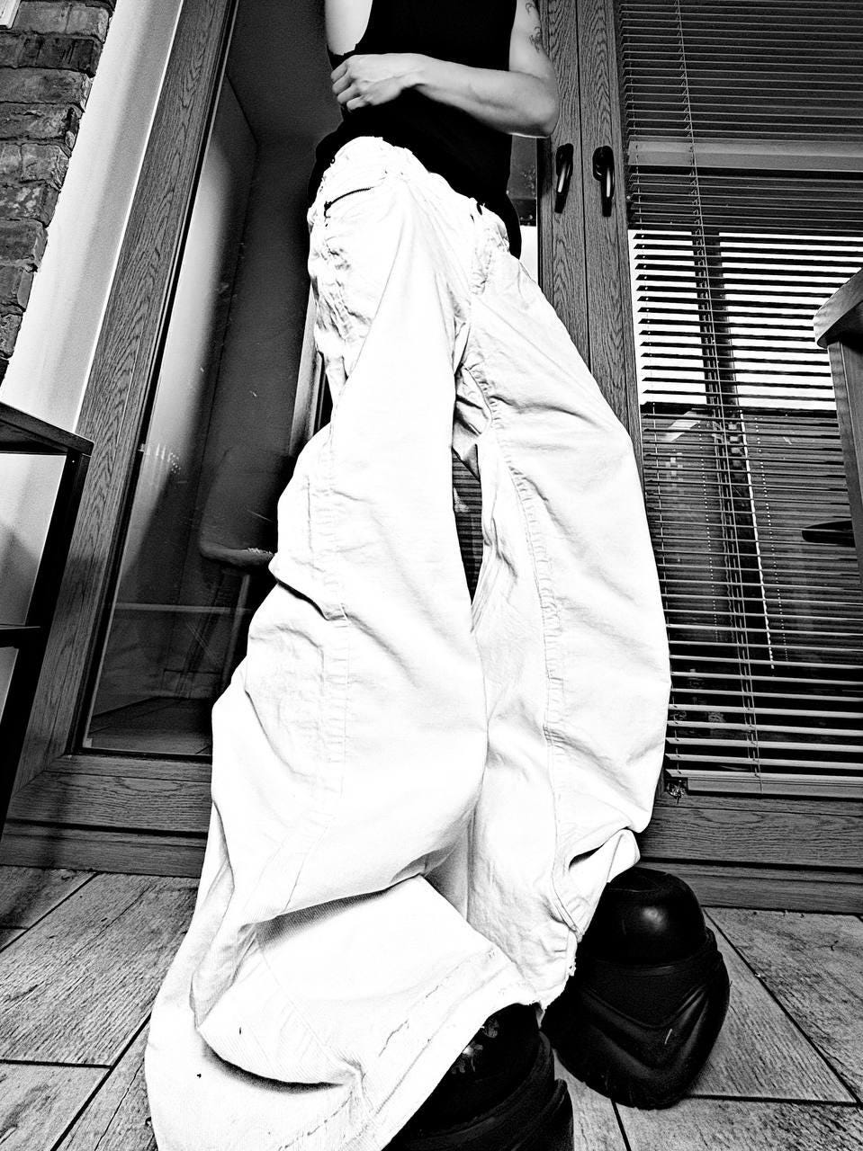 Ręcznie robione białe jeansy z szerokimi nogawkami – Y2K Goth Alt Streetwear