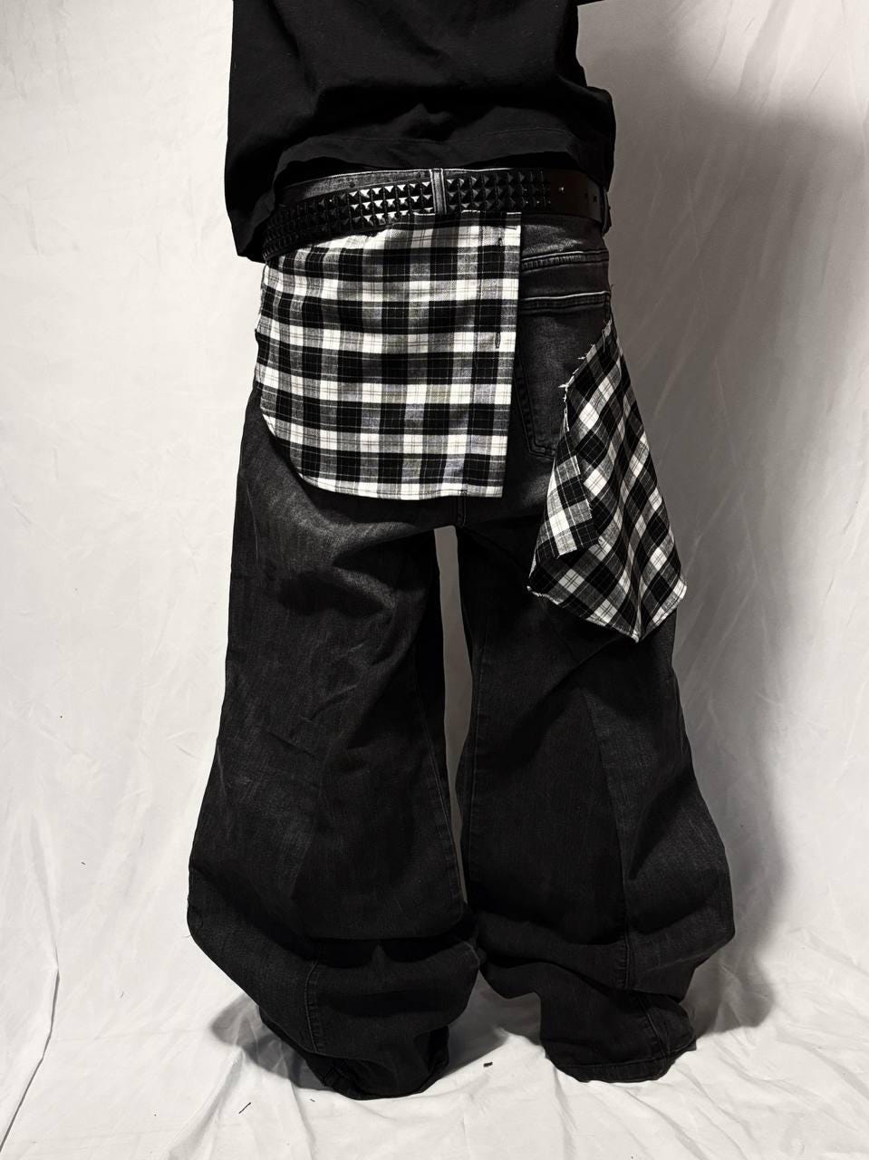 Ręcznie robione czarne dżinsy typu baggy z łatką w kratę: punk gotycki grunge z roku 2000