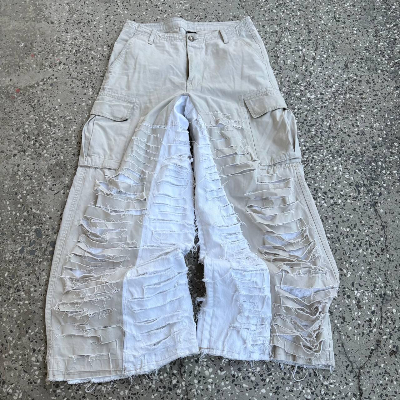 Ręcznie robione białe jeansy z szerokimi nogawkami – Y2K Goth Alt Streetwear