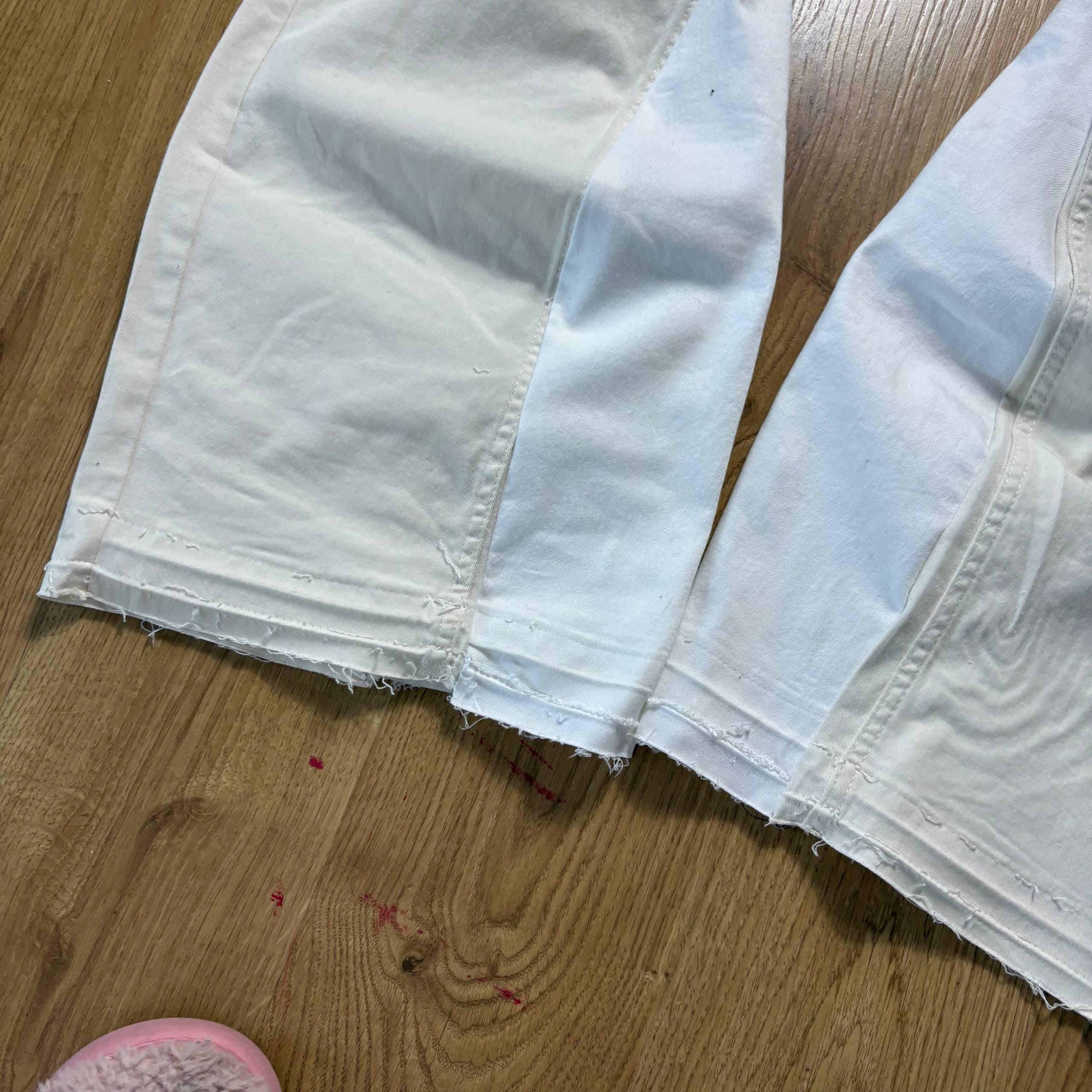 Ręcznie robione białe jeansy z szerokimi nogawkami – Y2K Goth Alt Streetwear