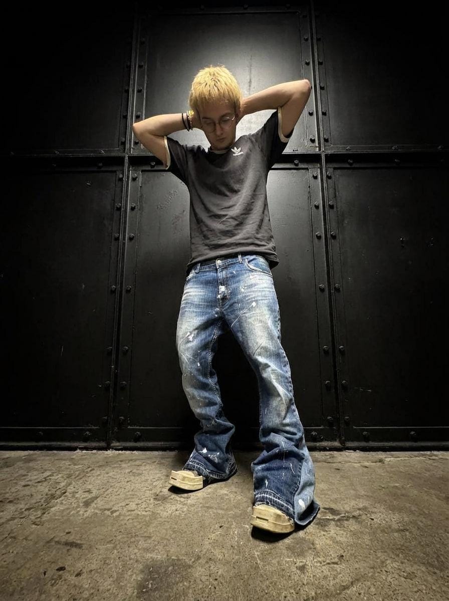 Jasnoniebieskie, spersonalizowane spodnie z szerokimi nogawkami: ręcznie robiony denim w stylu grunge