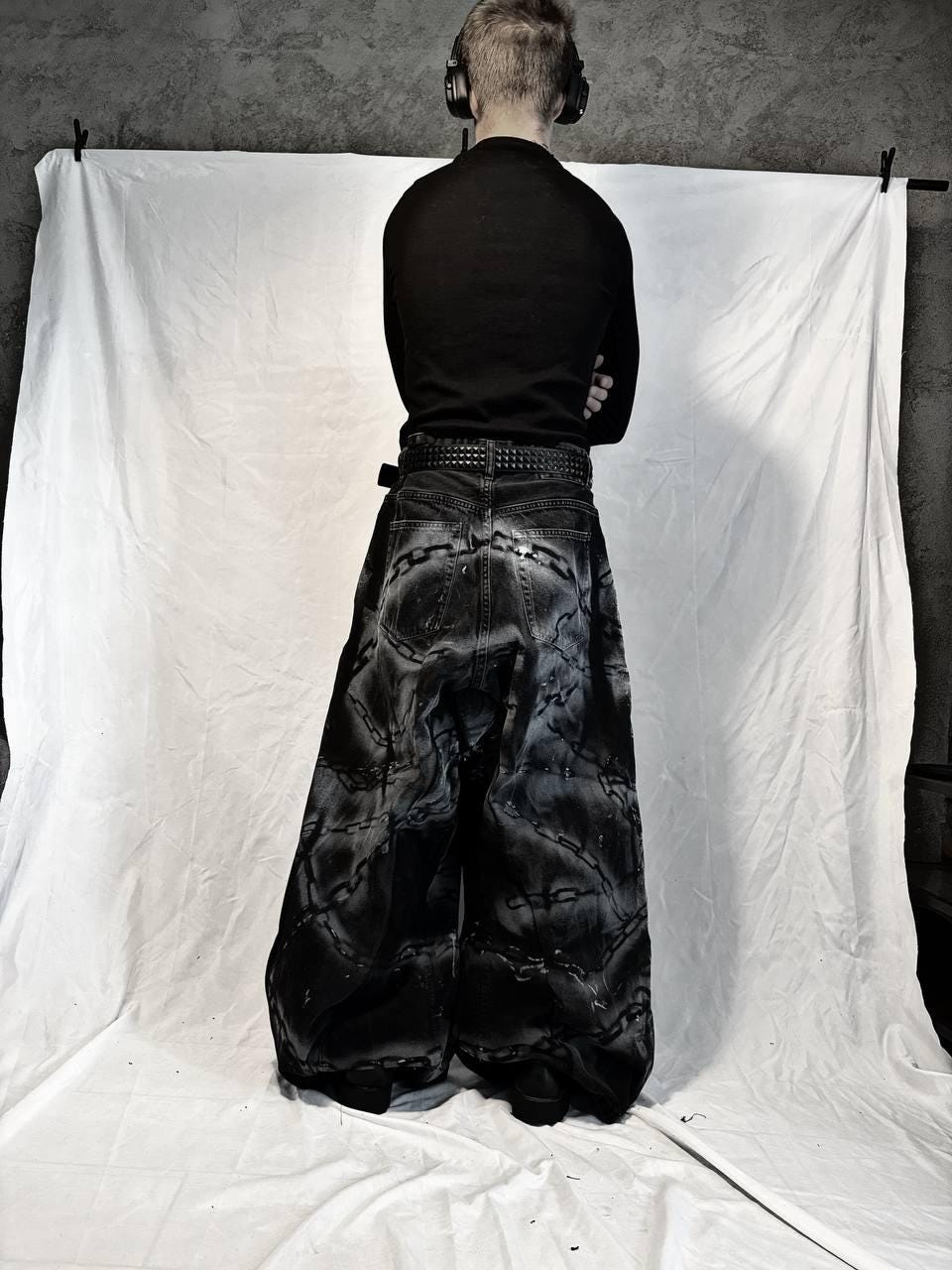 Ręcznie robione czarne, luźne jeansy punkowe: gotycka odzież uliczna z lat 2000 z łańcuchami