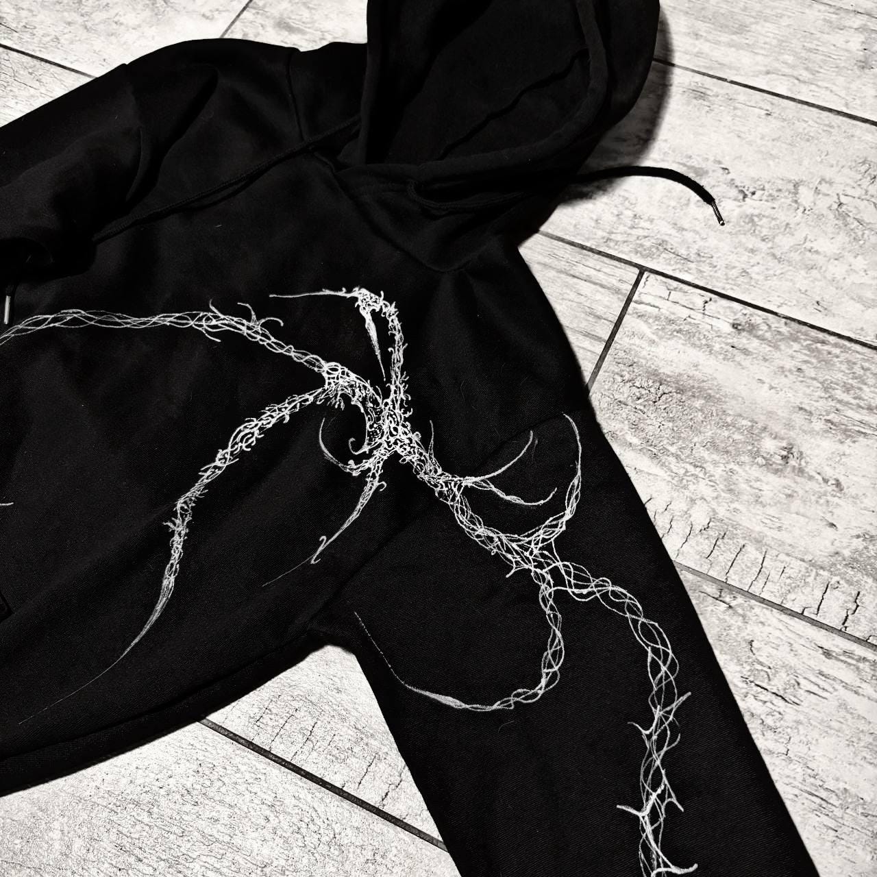 Bluza z kapturem z nadrukiem gotyckiego drutu kolczastego: czarna, grunge'owa odzież uliczna