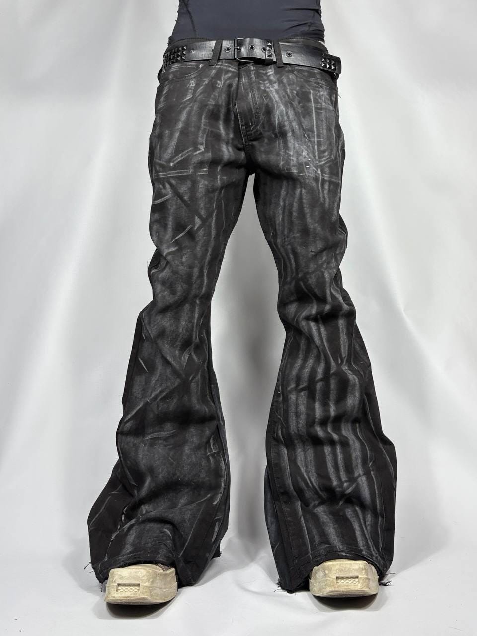 Ręcznie robione czarne woskowane rozszerzane jeansy: Streetwear w stylu grunge z epoki Y2K