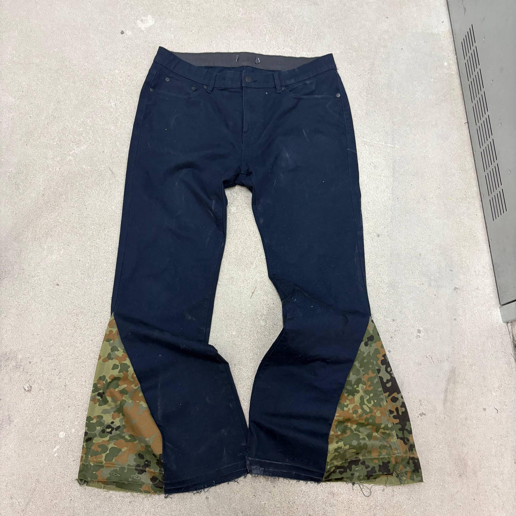 Czarne, rozkloszowane jeansy w kamuflażu, ręcznie robione: Y2K Grunge Streetwear
