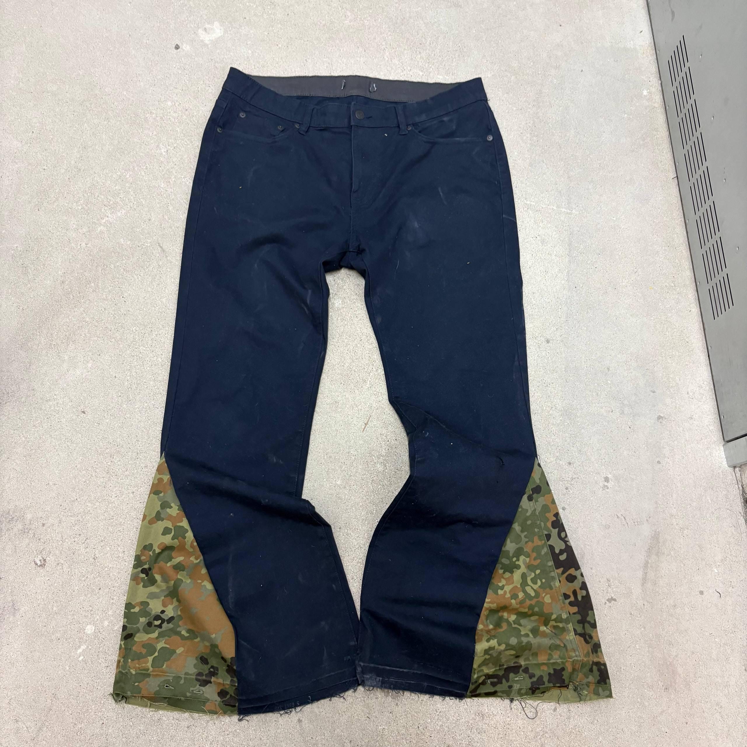 Czarne, rozkloszowane jeansy w kamuflażu, ręcznie robione: Y2K Grunge Streetwear