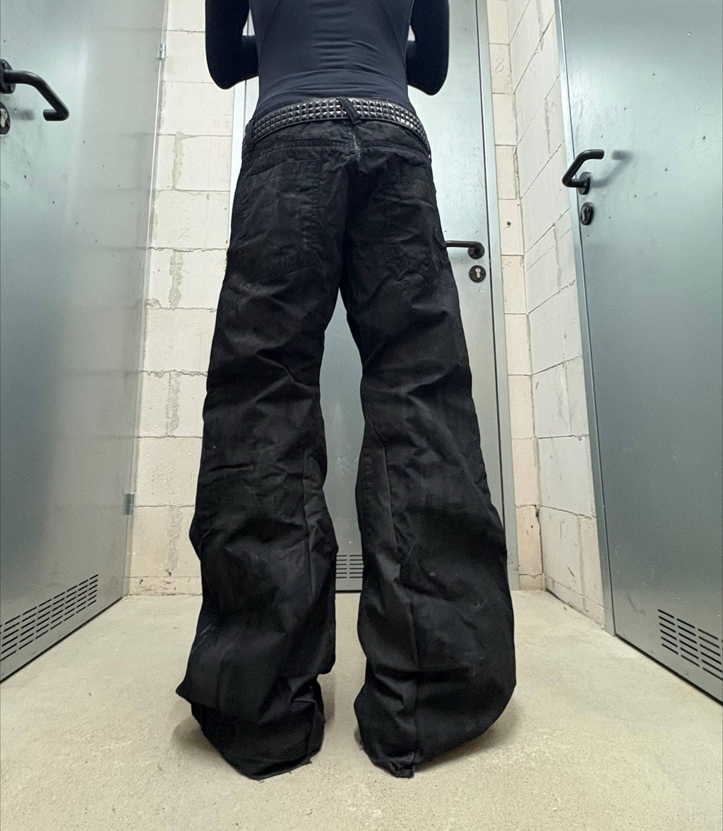 Czarne, ręcznie malowane, rozszerzane dżinsy: spodnie gotyckie w stylu grunge z 2000 r.