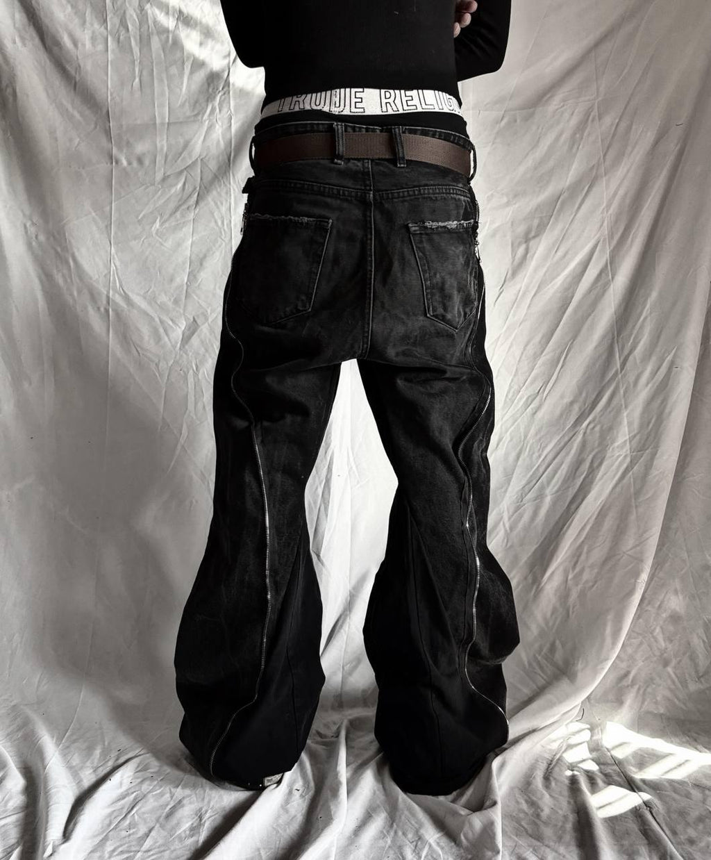 Ręcznie robione czarne dżinsy punkowe: rozszerzane spodnie jeansowe w stylu gotyckim Y2K
