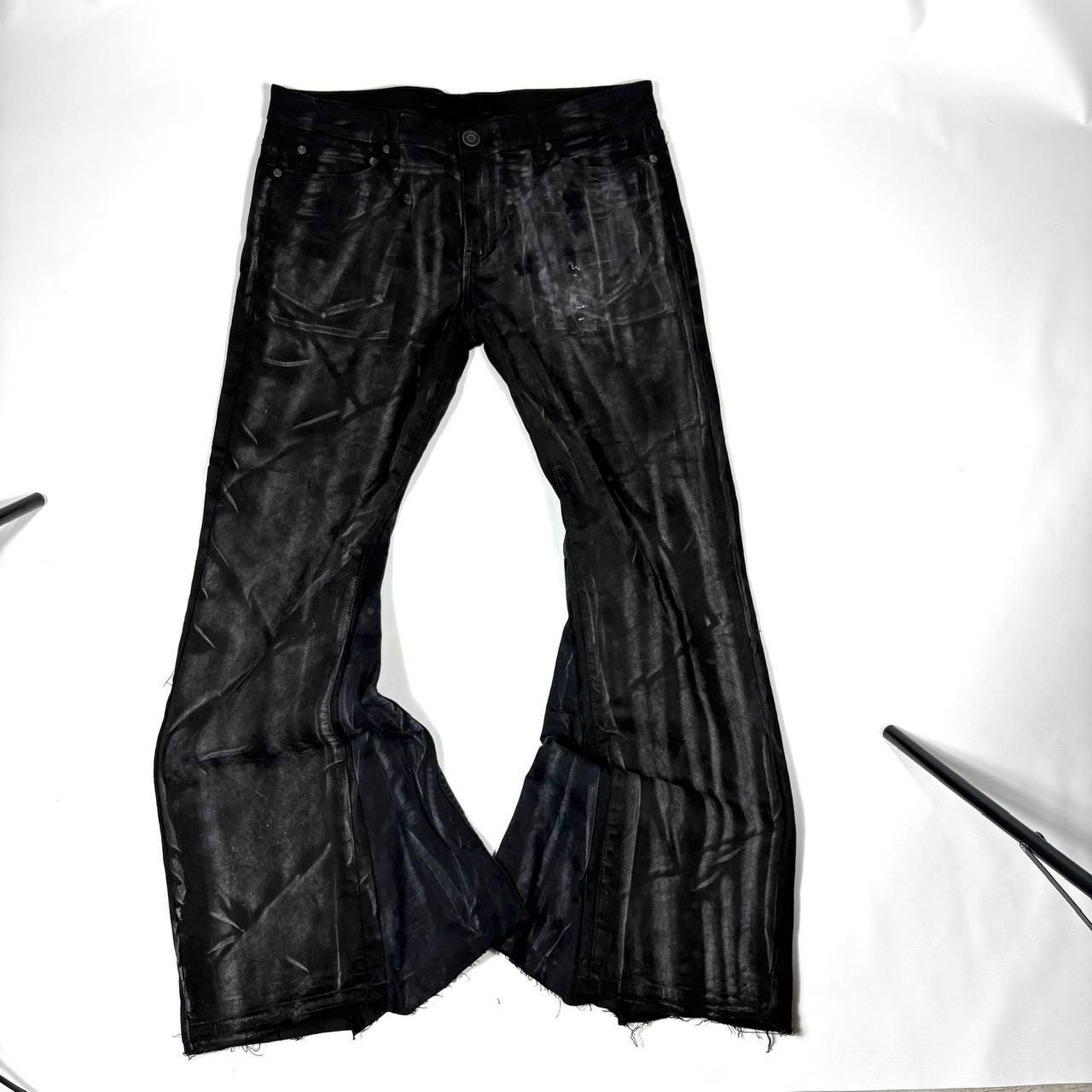 Ręcznie robione czarne woskowane rozszerzane jeansy: Streetwear w stylu grunge z epoki Y2K