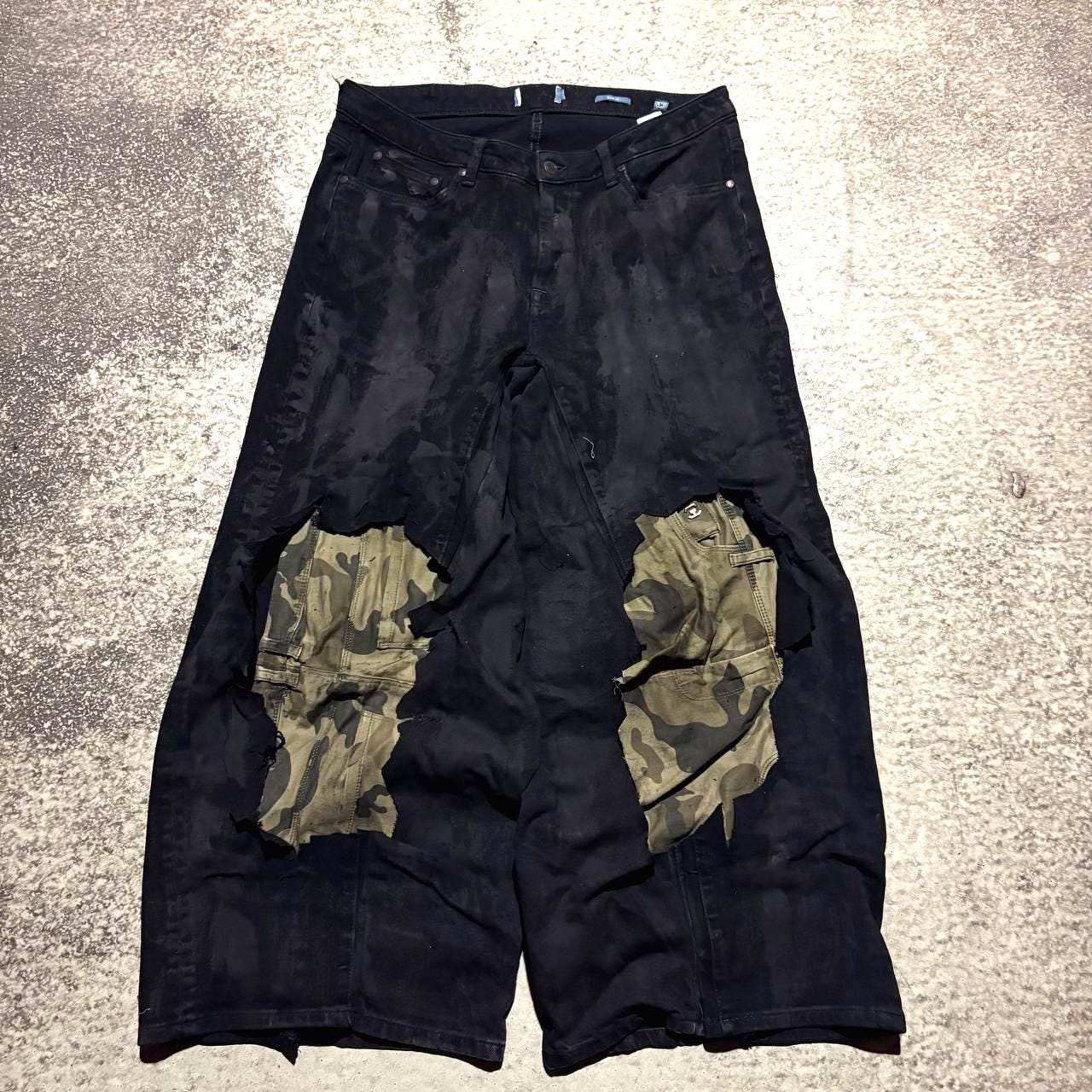 Ręcznie robione czarne jeansy dzwony w kamuflażu: spodnie gotyckie w stylu grunge z 2000 roku