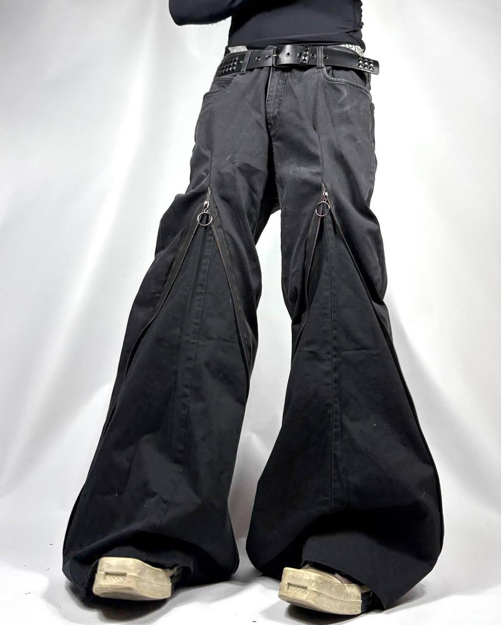 Ręcznie robione czarne rozszerzane jeansy: spodnie z zamkiem błyskawicznym w stylu gotyckim Y2K