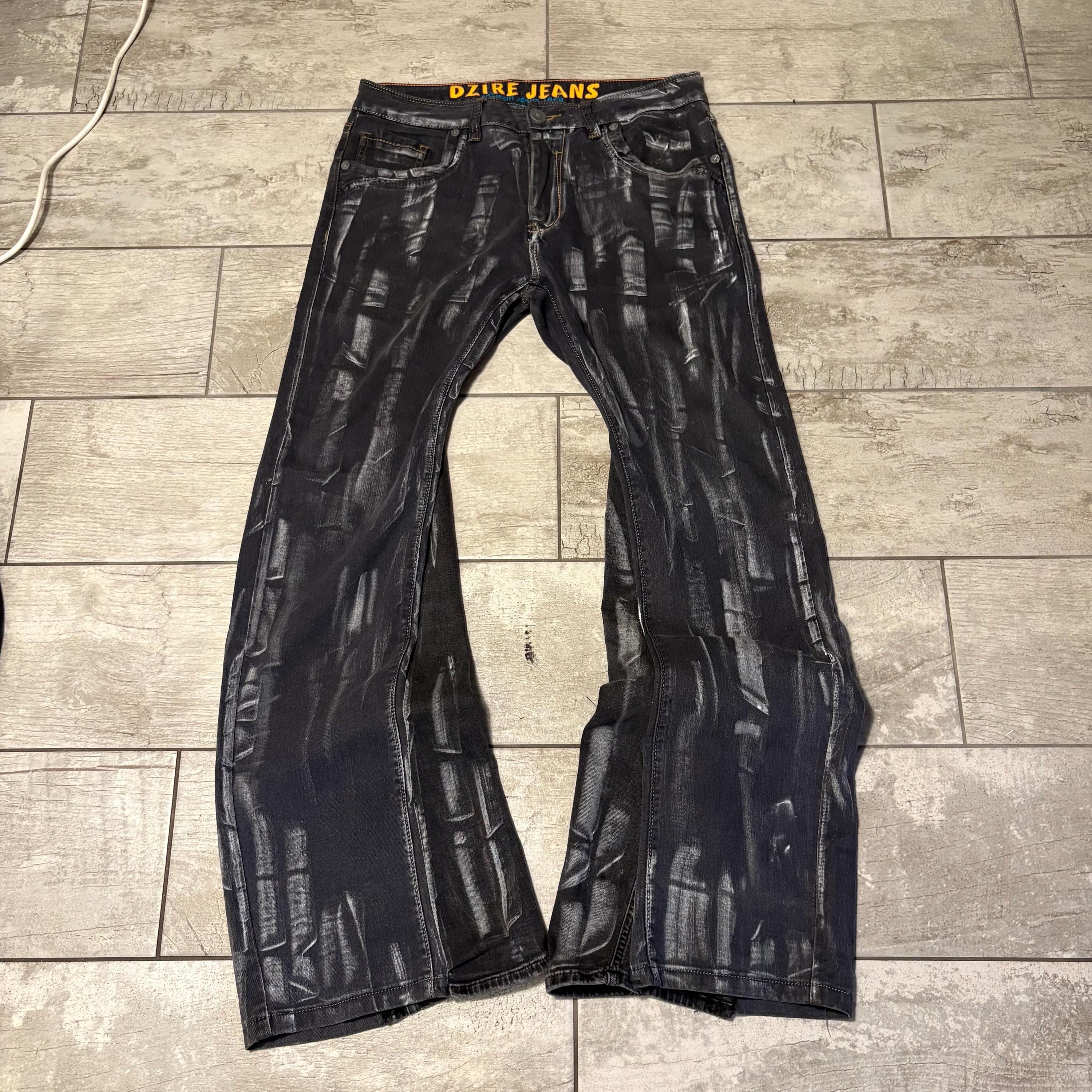 Woskowane czarne jeansy z szerokimi nogawkami: ręcznie robiona odzież uliczna w stylu gotyckim i punkowym