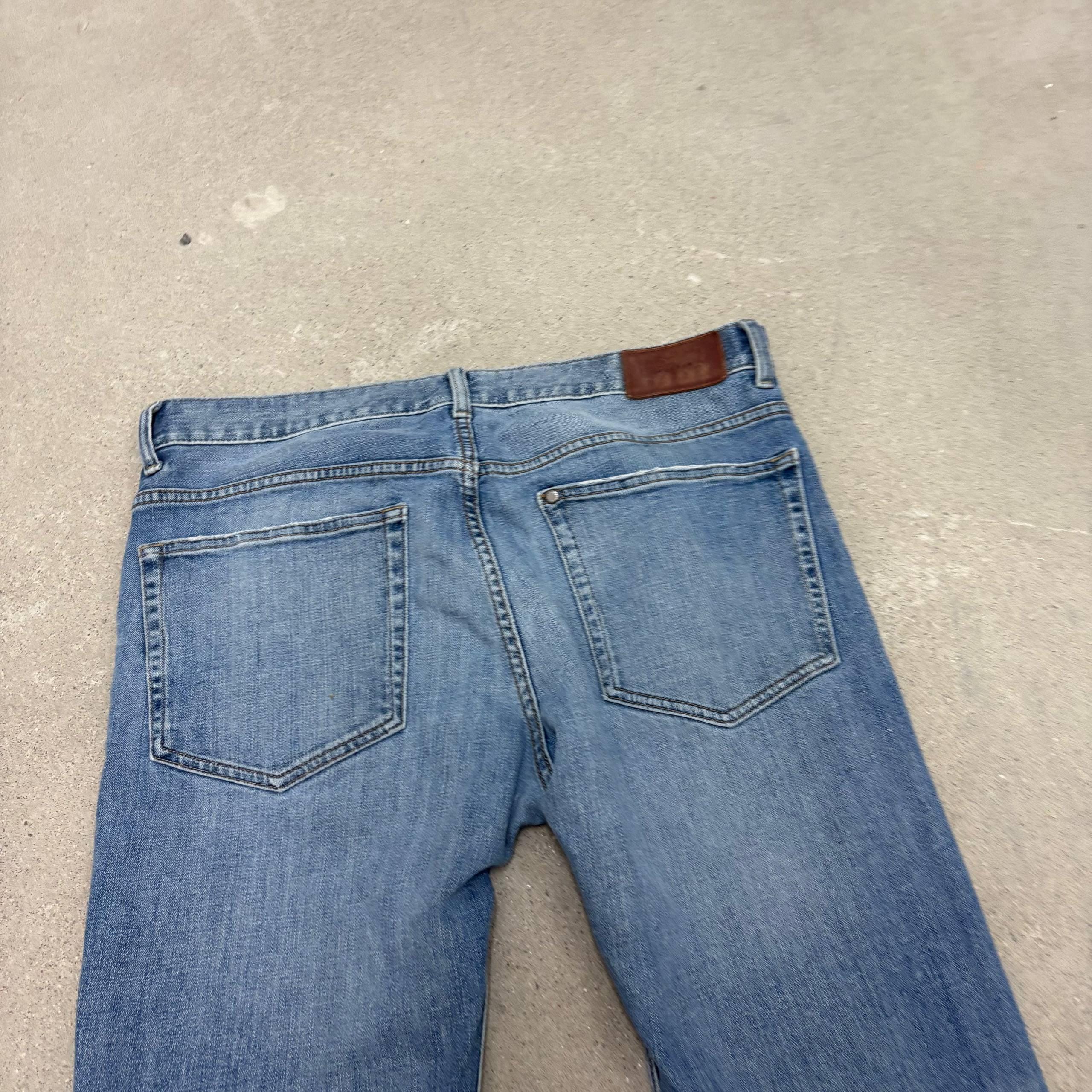 Jasnoniebieskie, spersonalizowane spodnie z szerokimi nogawkami: ręcznie robiony denim w stylu grunge