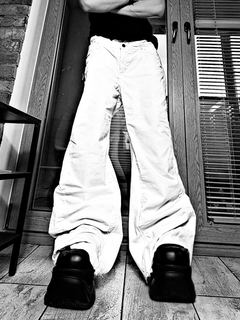 Ręcznie robione białe jeansy z szerokimi nogawkami – Y2K Goth Alt Streetwear
