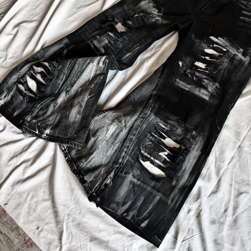 Malowane ręcznie, zniszczone dżinsy z szerokimi nogawkami: przetworzony denim w stylu punk gotyckim