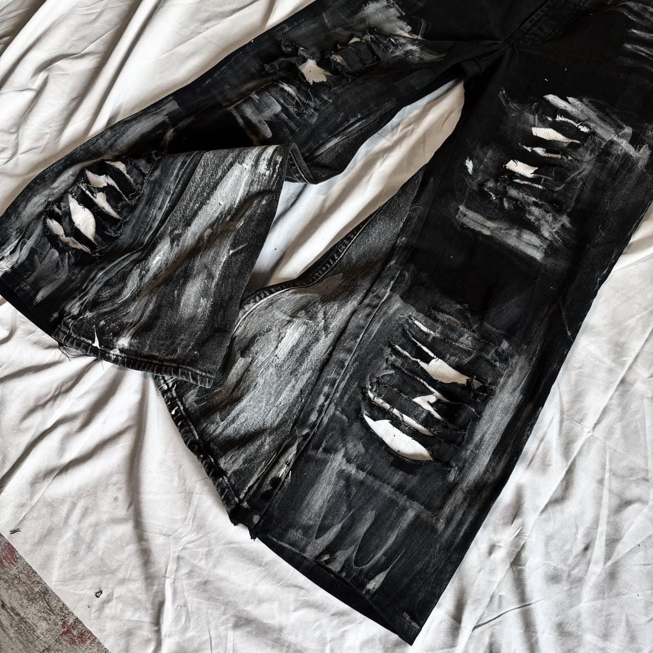 Malowane ręcznie, zniszczone dżinsy z szerokimi nogawkami: przetworzony denim w stylu punk gotyckim