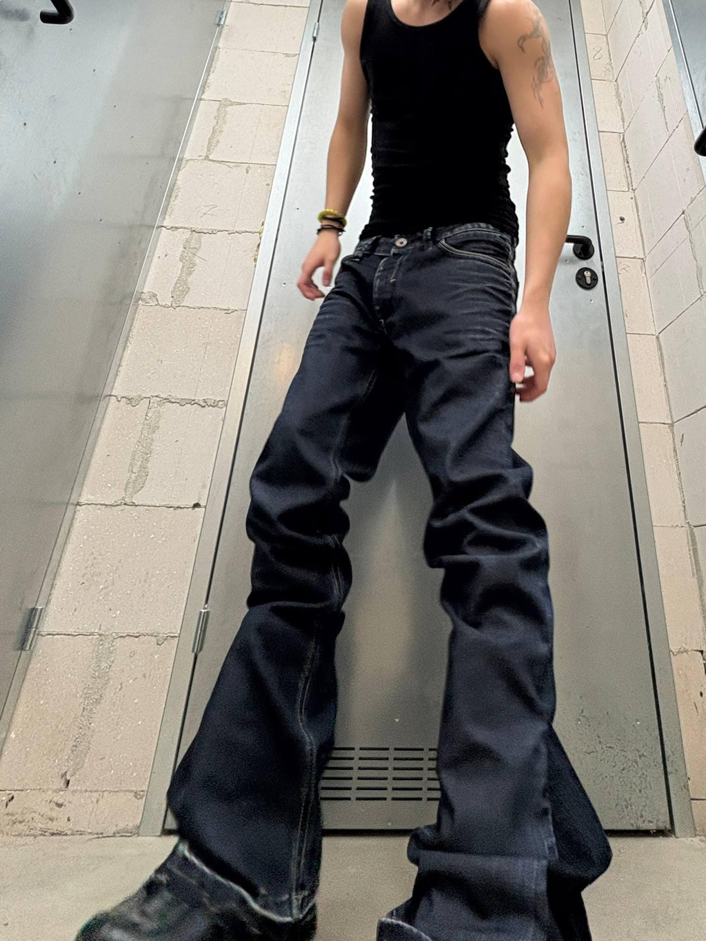 Ciemnoniebieskie spodnie z szerokimi nogawkami Custom: ręcznie robiony denim w stylu grunge