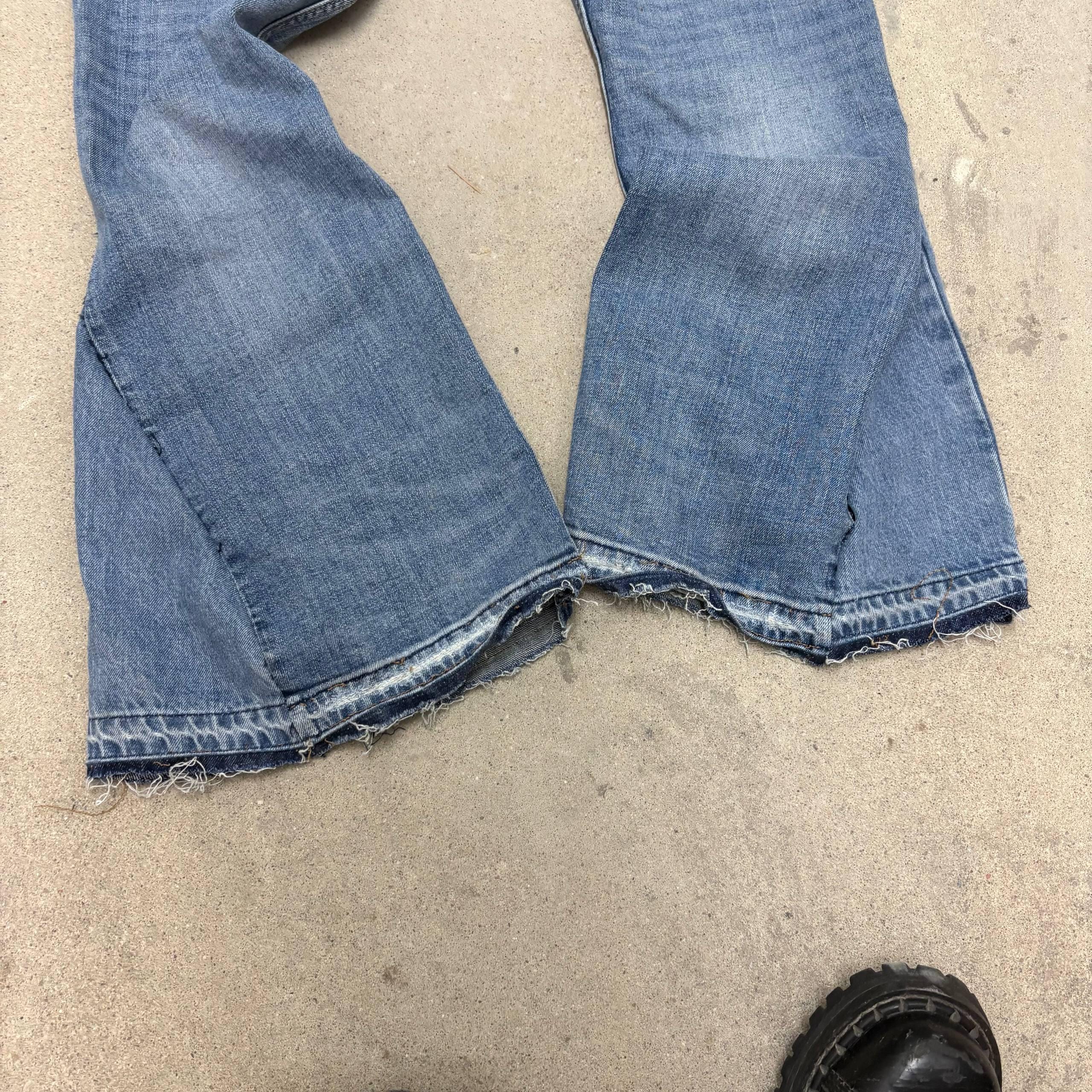 Jasnoniebieskie, spersonalizowane spodnie z szerokimi nogawkami: ręcznie robiony denim w stylu grunge