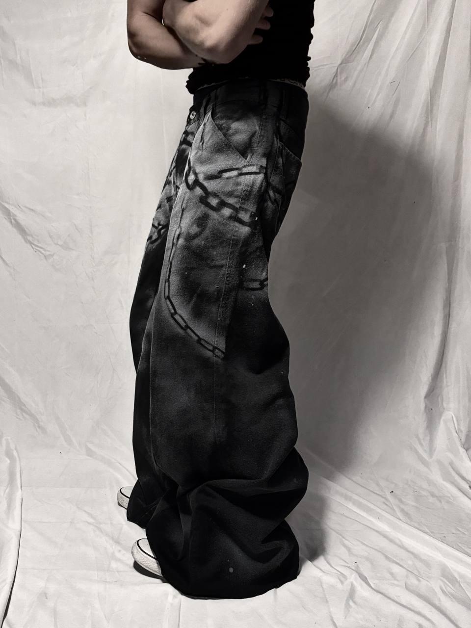 Ręcznie robione dżinsy gotyckie z szerokimi nogawkami: łańcuszki i spraye, spodnie punkowe z recyklingu