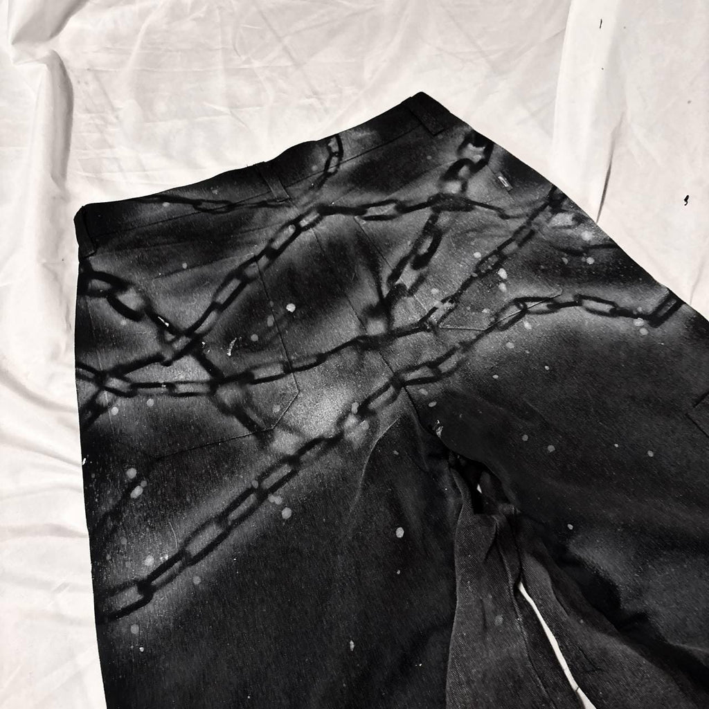 Jeansy gotyckie z szerokimi nogawkami, ręcznie robione: łańcuszki i spray, spodnie punkowe z recyklingu