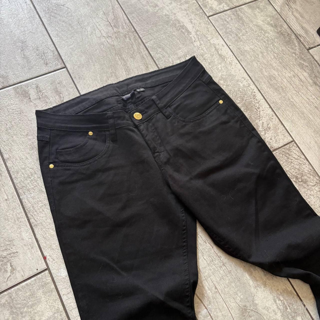 Ręcznie robione czarne rozszerzane jeansy typu baggy: odzież uliczna w stylu gotyckim i punkowym z epoki Y2K