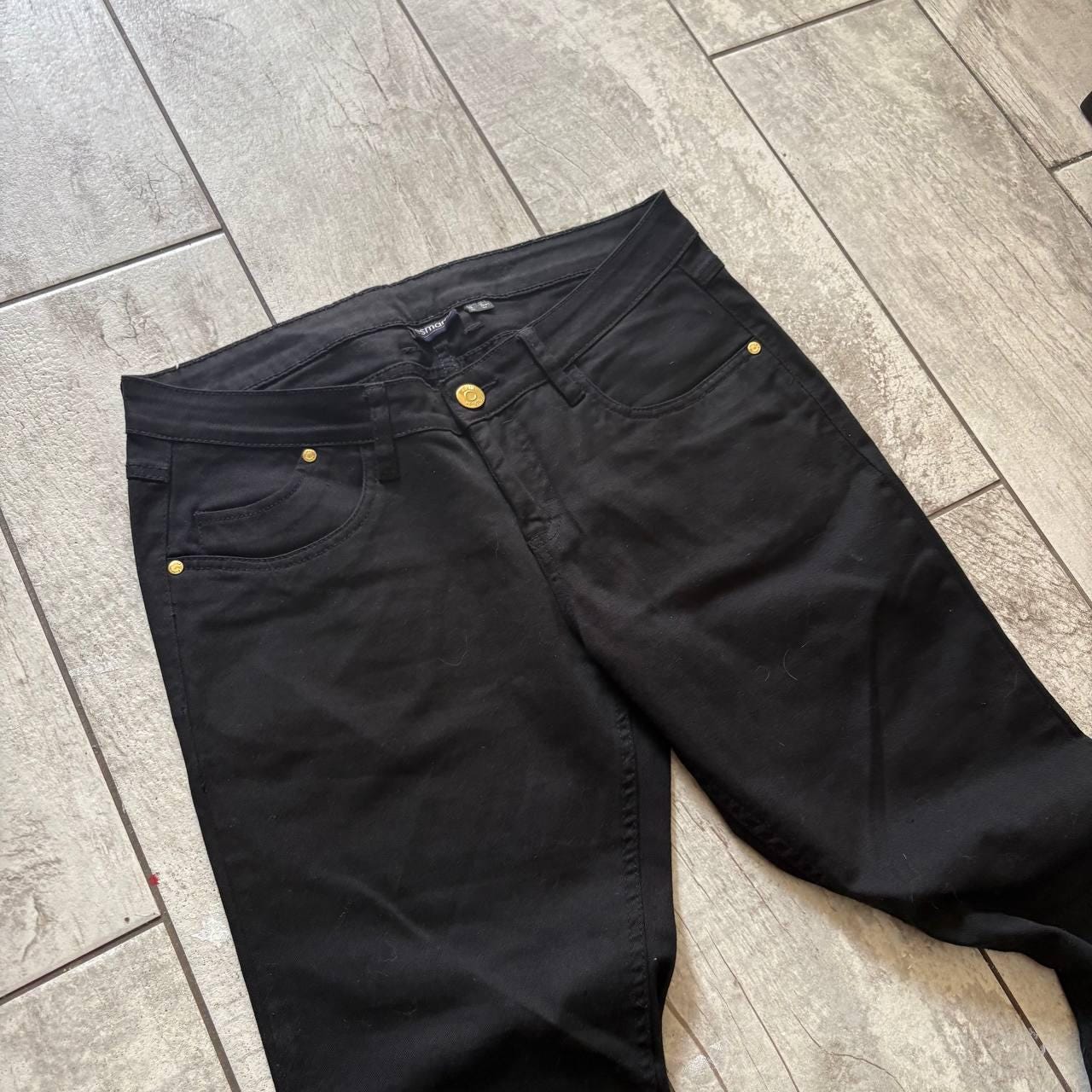 Ręcznie robione czarne rozszerzane jeansy typu baggy: odzież uliczna w stylu gotyckim i punkowym z epoki Y2K