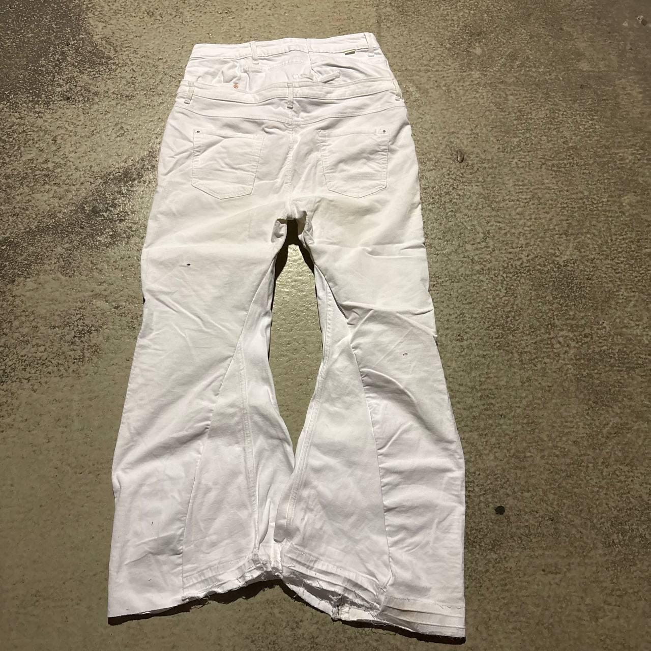 Ręcznie robione białe jeansy z szerokimi nogawkami – Y2K Goth Alt Streetwear