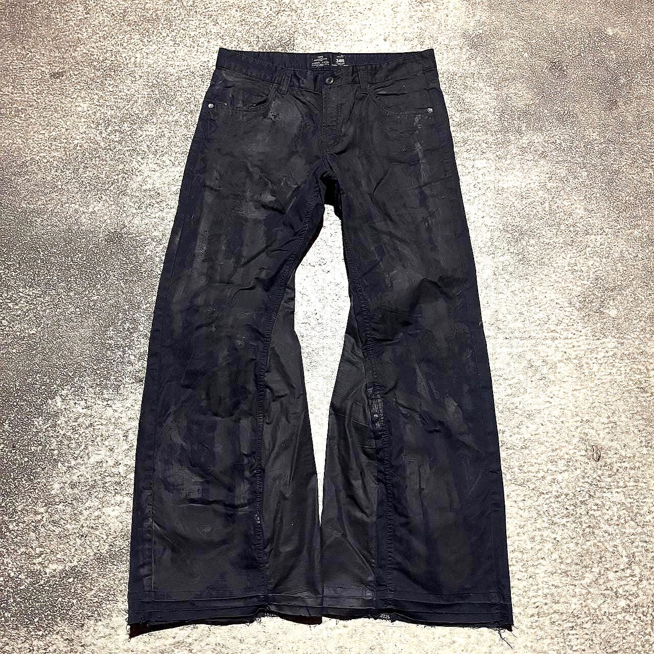 Czarne, ręcznie malowane, rozszerzane dżinsy: spodnie gotyckie w stylu grunge z 2000 r.