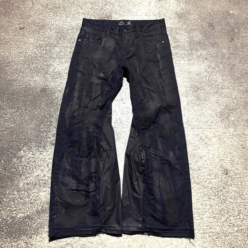 Czarne, ręcznie malowane, rozszerzane dżinsy: spodnie gotyckie w stylu grunge z 2000 r.