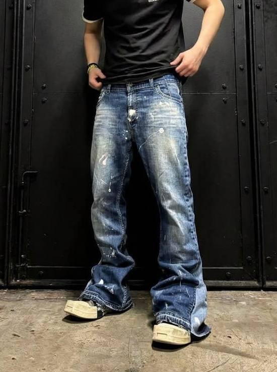 Jasnoniebieskie, spersonalizowane spodnie z szerokimi nogawkami: ręcznie robiony denim w stylu grunge