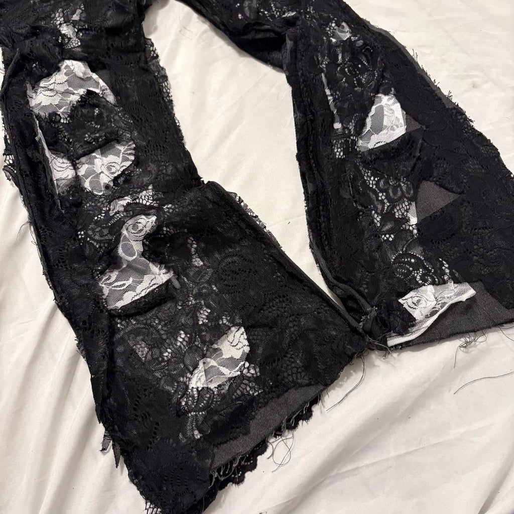 Ręcznie robione, postarzane, czarne, luźne jeansy – pełne rozdarcia na dole, punkowe, grunge'owe, streetwearowe spodnie