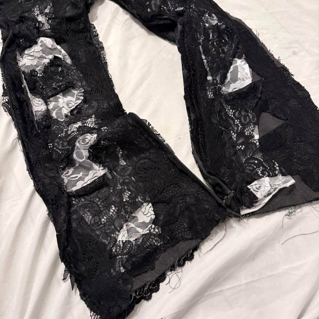 Ręcznie robione, postarzane, czarne, luźne jeansy – pełne rozdarcia na dole, punkowe, grunge'owe, streetwearowe spodnie