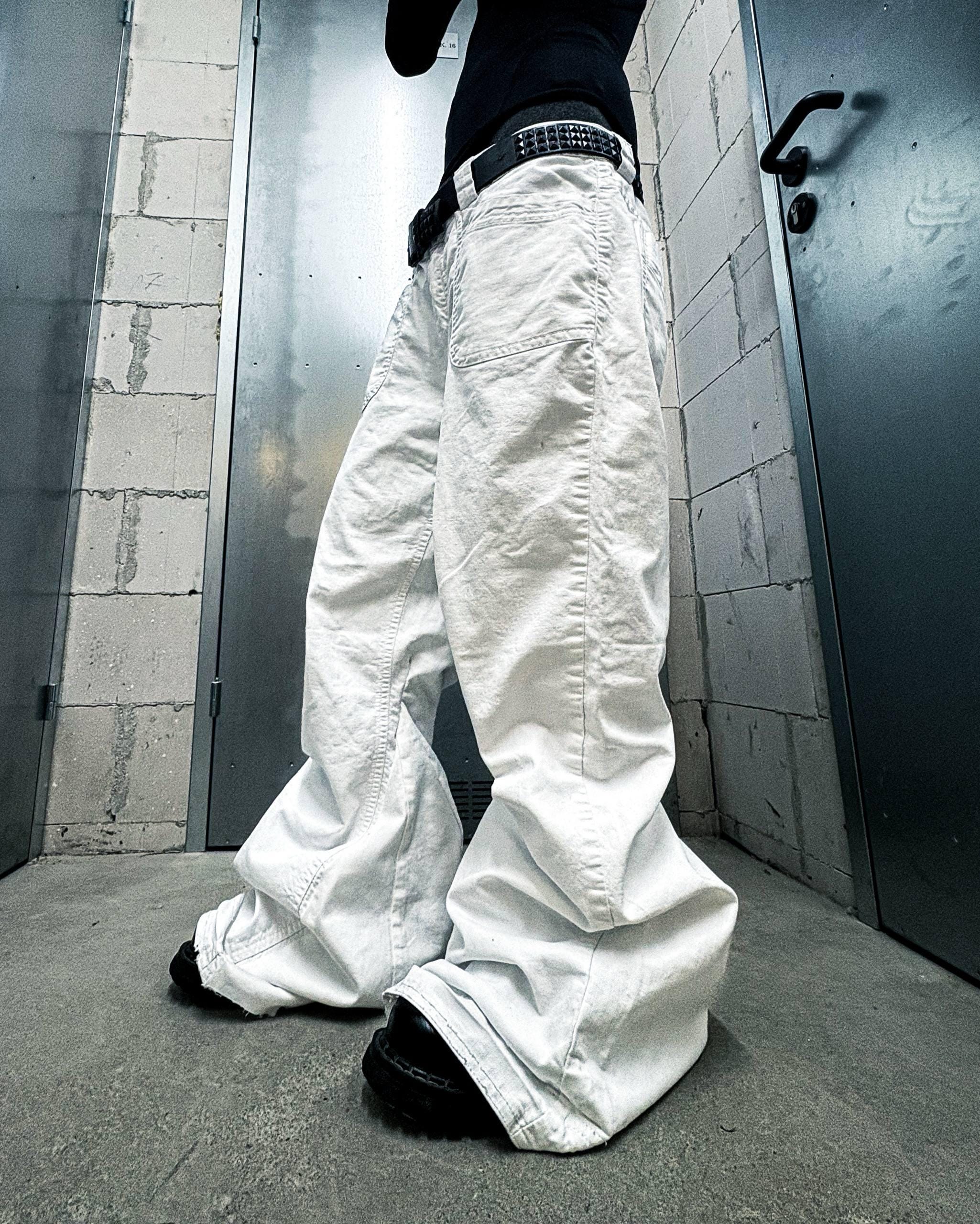 Białe, ręcznie robione jeansy z szerokimi nogawkami – Y2K Goth Alt Streetwear