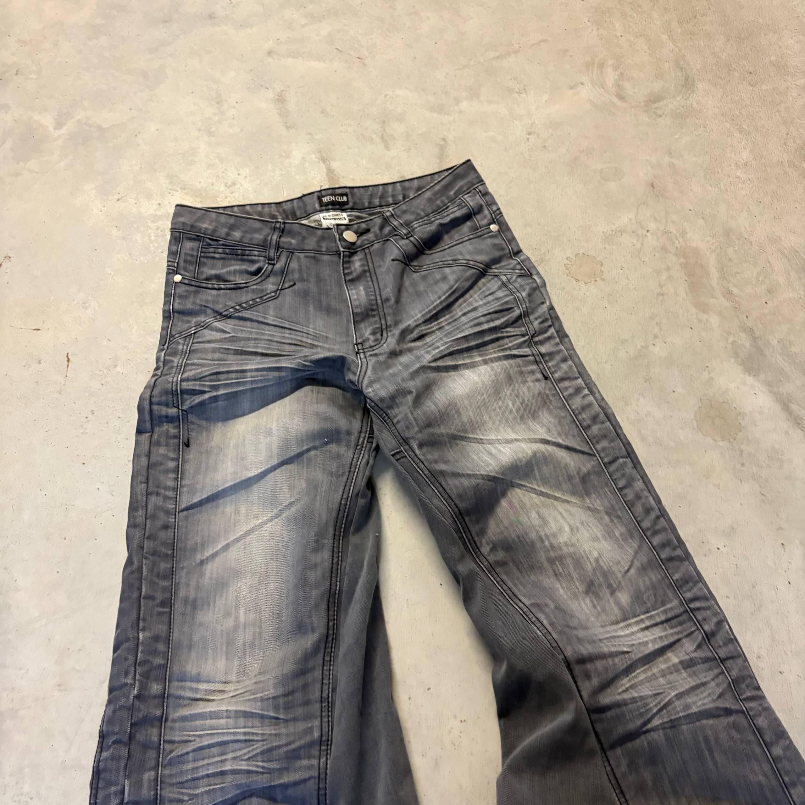 Jeansy z niskim stanem i wyblakłym szarym wykończeniem – ręcznie robione spodnie w stylu grunge z 2000 r.