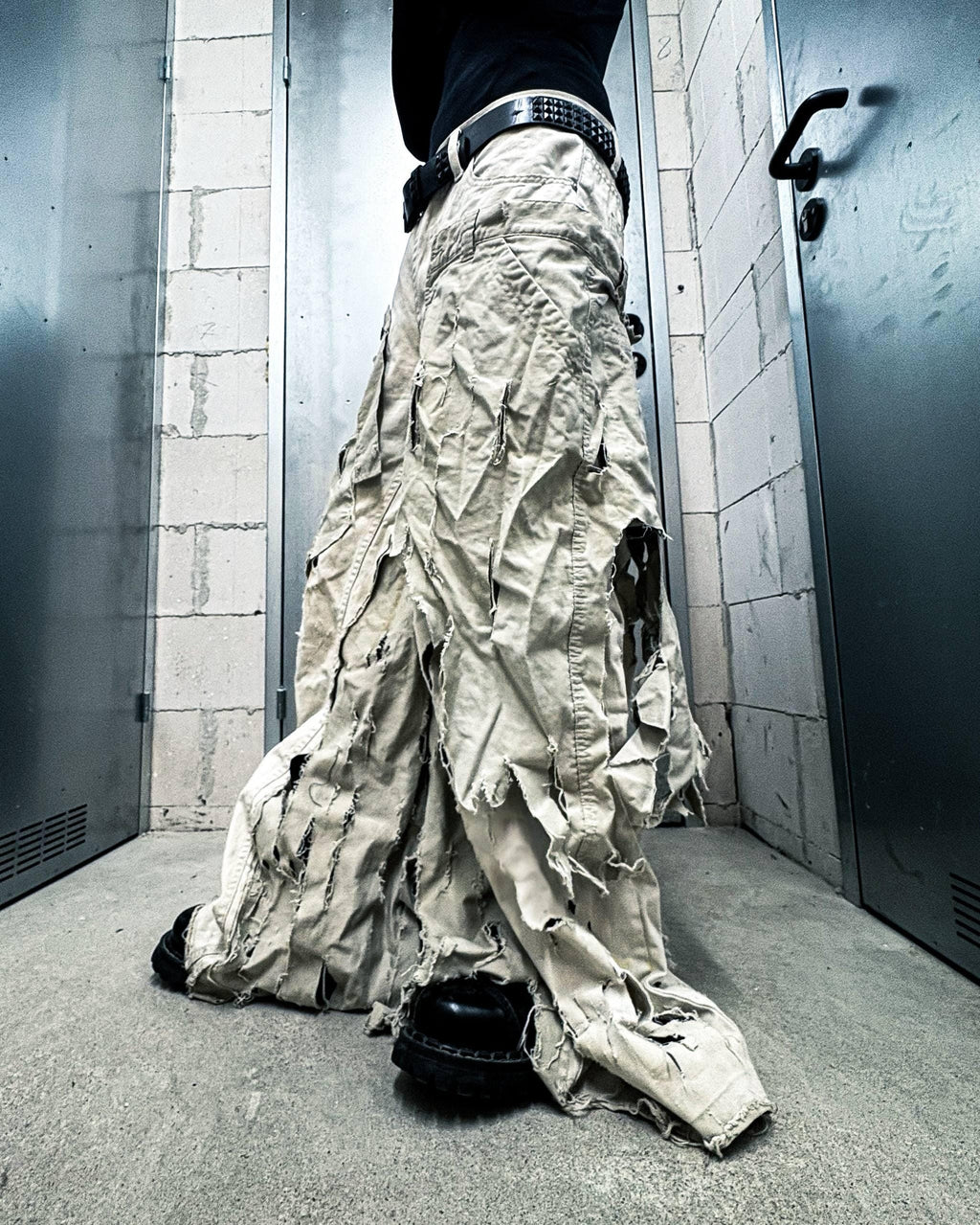 Zniszczone białe dżinsy z szerokimi nogawkami: gotycki, grunge'owy streetwear w stylu Y2K