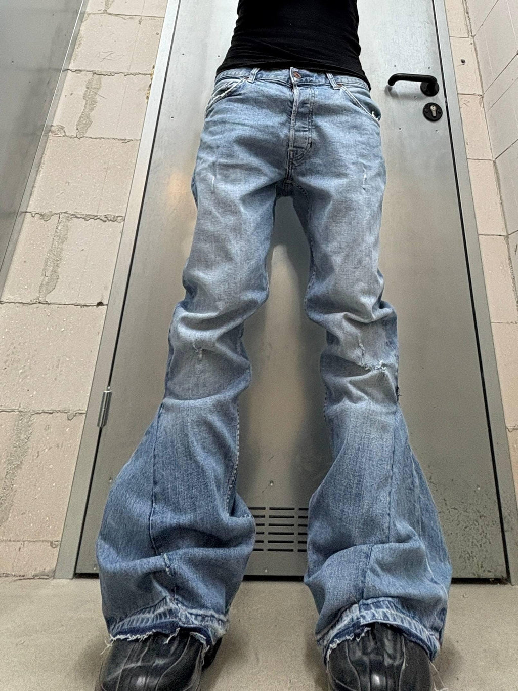 Jasnoniebieskie, spersonalizowane spodnie z szerokimi nogawkami: ręcznie robiony denim w stylu grunge