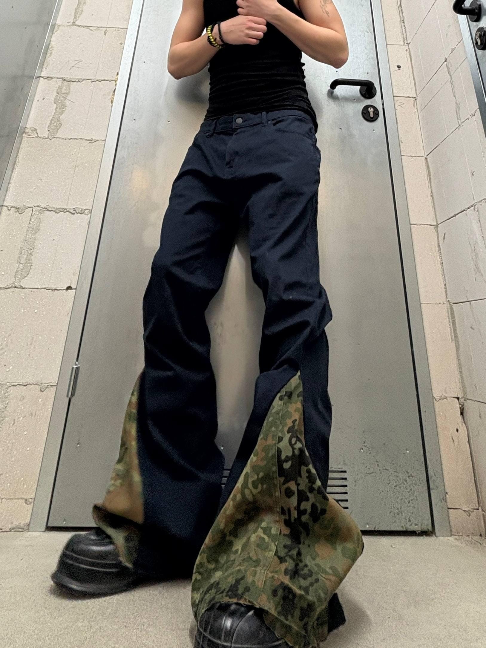 Czarne, rozkloszowane jeansy w kamuflażu, ręcznie robione: Y2K Grunge Streetwear