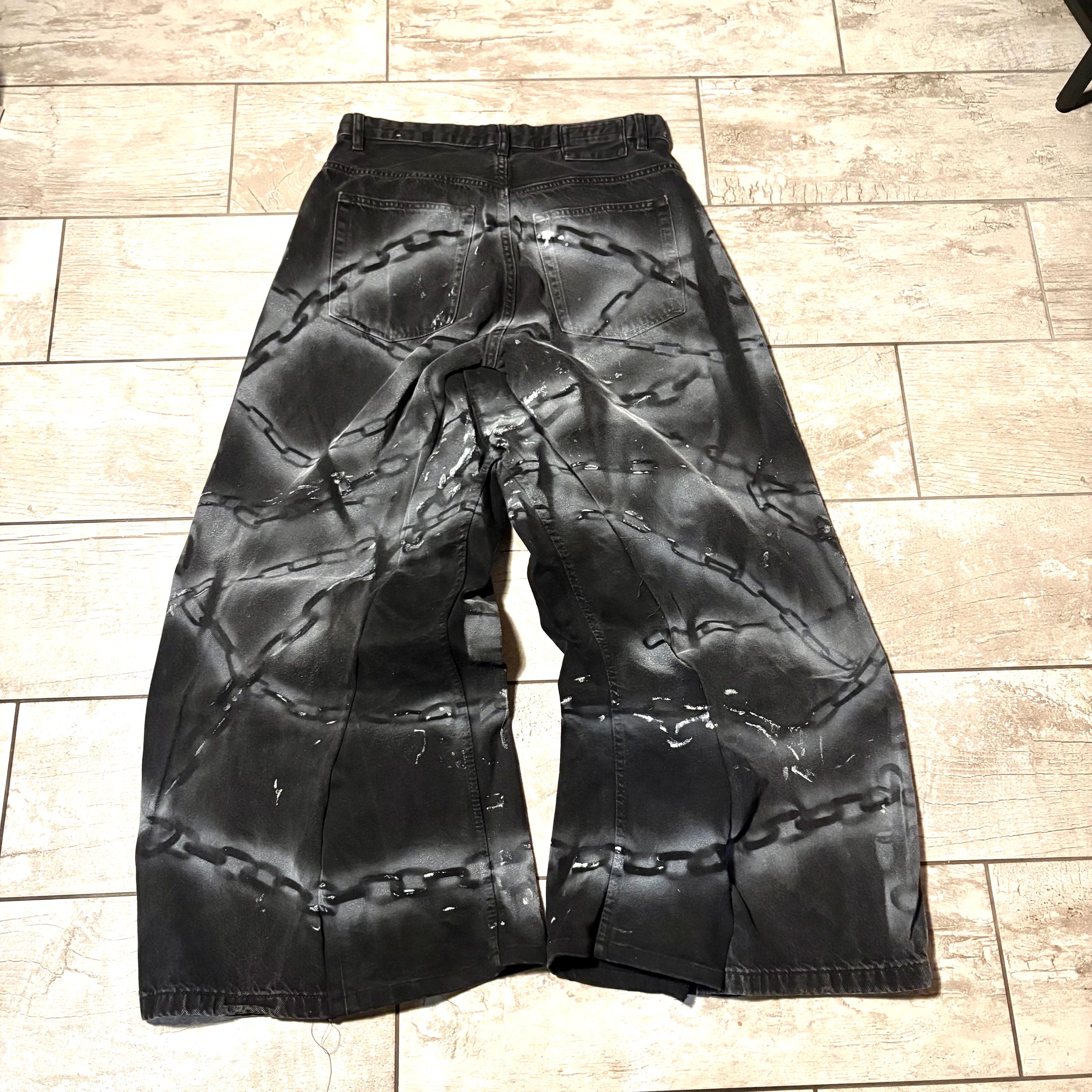 Ręcznie robione czarne, szerokie dżinsy punkowe: Gotycki streetwear z lat 20. XX wieku