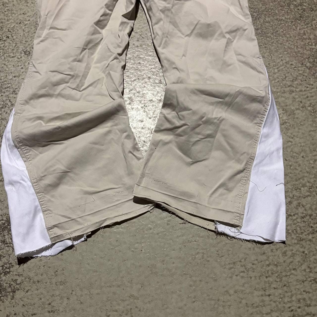 Ręcznie robione białe jeansy z szerokimi nogawkami – Y2K Goth Alt Streetwear