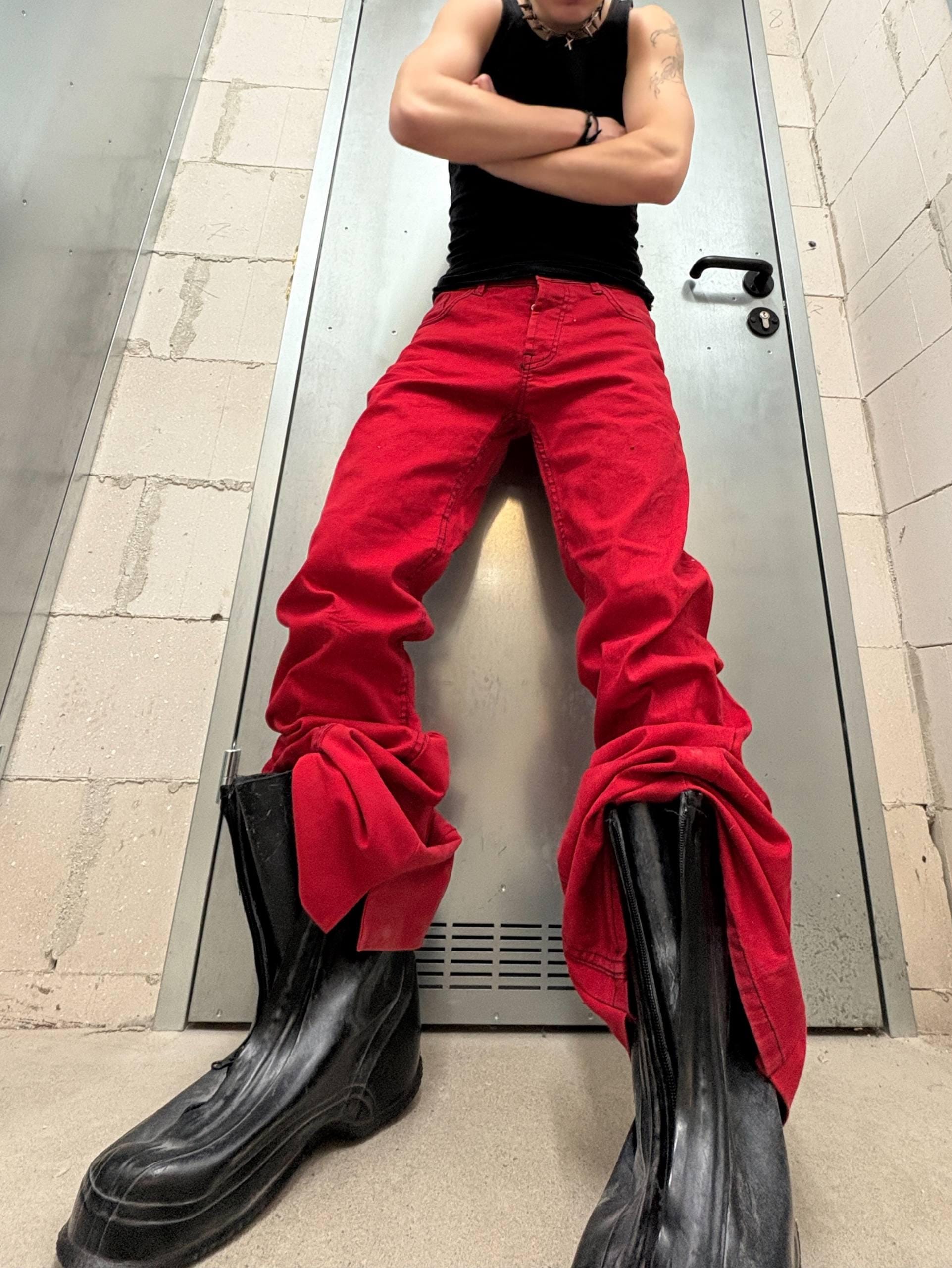 czerwone jeansy z rozszerzanymi nogawkami – ręcznie robione spodnie streetwearowe w stylu grunge z rocznika 2000